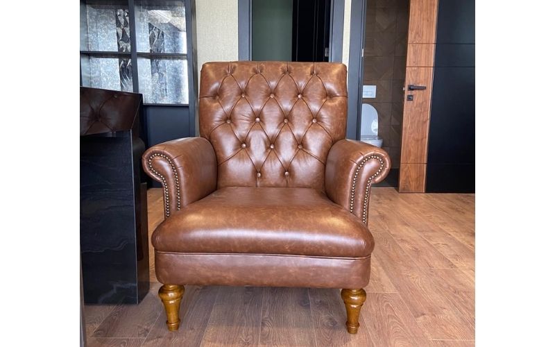 Atölye Oğuz ustası koltuk döşerken – el işçiliği Ataşehir